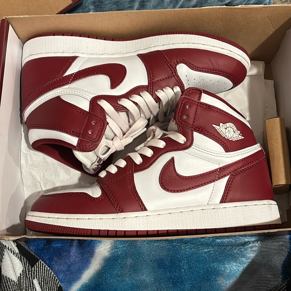 Air Jordan 1 retro high og gs artisanal red comes with extra shoe laces